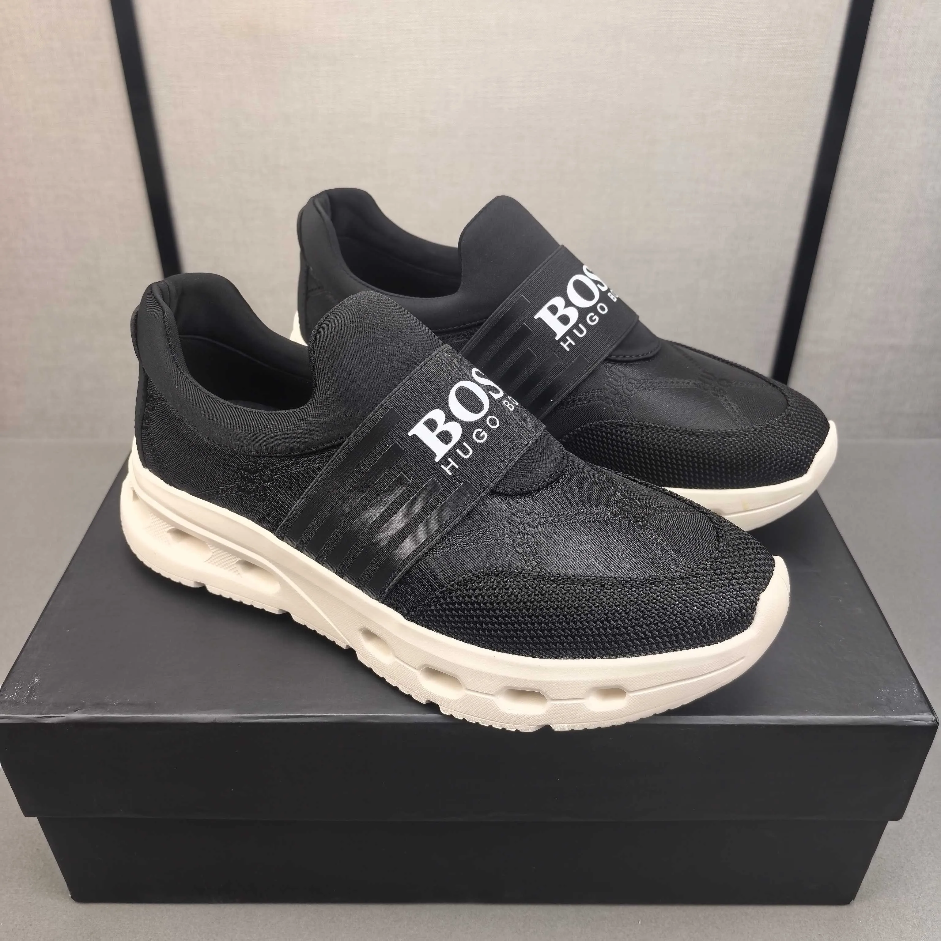 PP420❣️❣️❣️BOSS’s new 🆕low-top casual sneakers, made of breathable mesh, with brand signature details on the shoe collar to enhance style. Fashionable and versatile, it can complement any look. With a sophisticated design that is both dynamic and modern, this new must-have shoe adds a new dimension to Dior's legacy, displaying modern elegance. Men's shoes 38-44 45🉑️customized